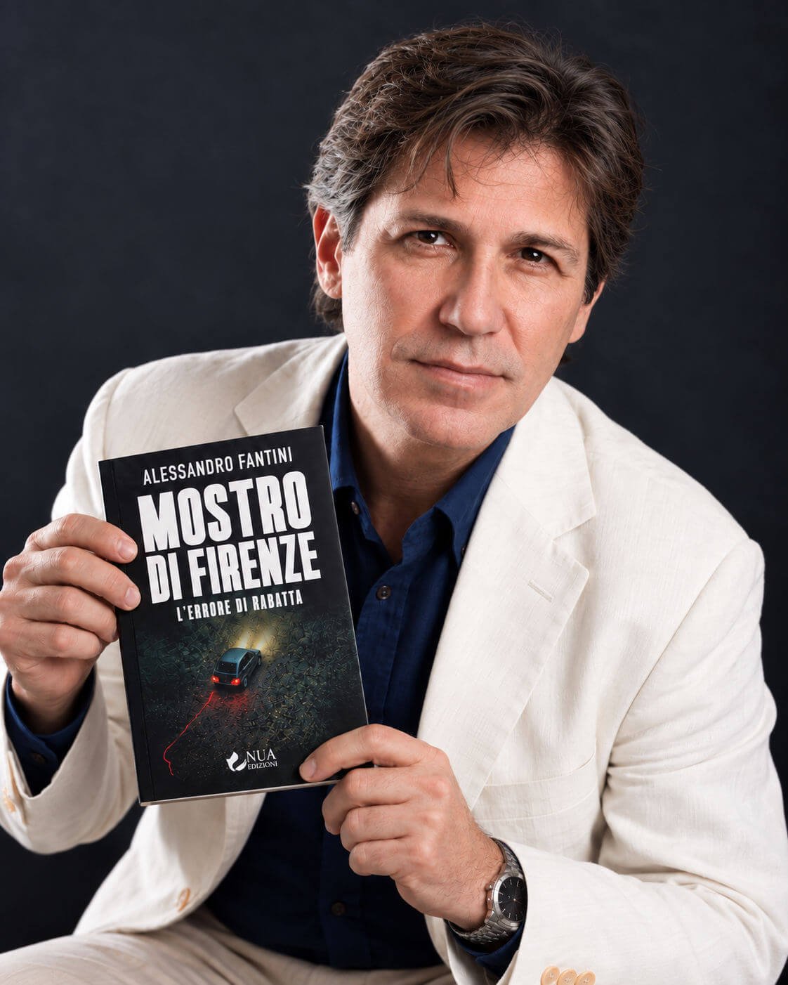 Alessandro Fantini, autore di Mostro di Firenze: l’errore di Rabatta, con una copia del suo libro