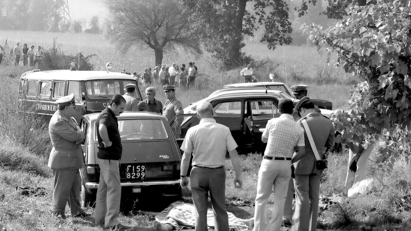 Fotografia della scena del duplice omicidio di Rabatta (1974), con la Fiat 127 utilizzata da Pasquale Gentilcore in primo piano