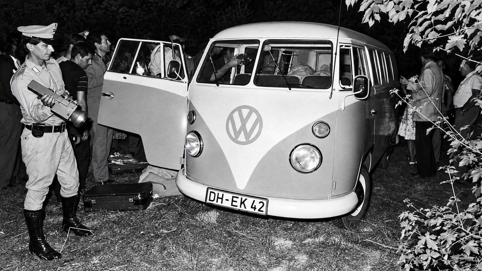Pulmino Volkswagen Transporter T1 sulla scena del duplice omicidio di Giogoli, con gli investigatori durante i rilievi