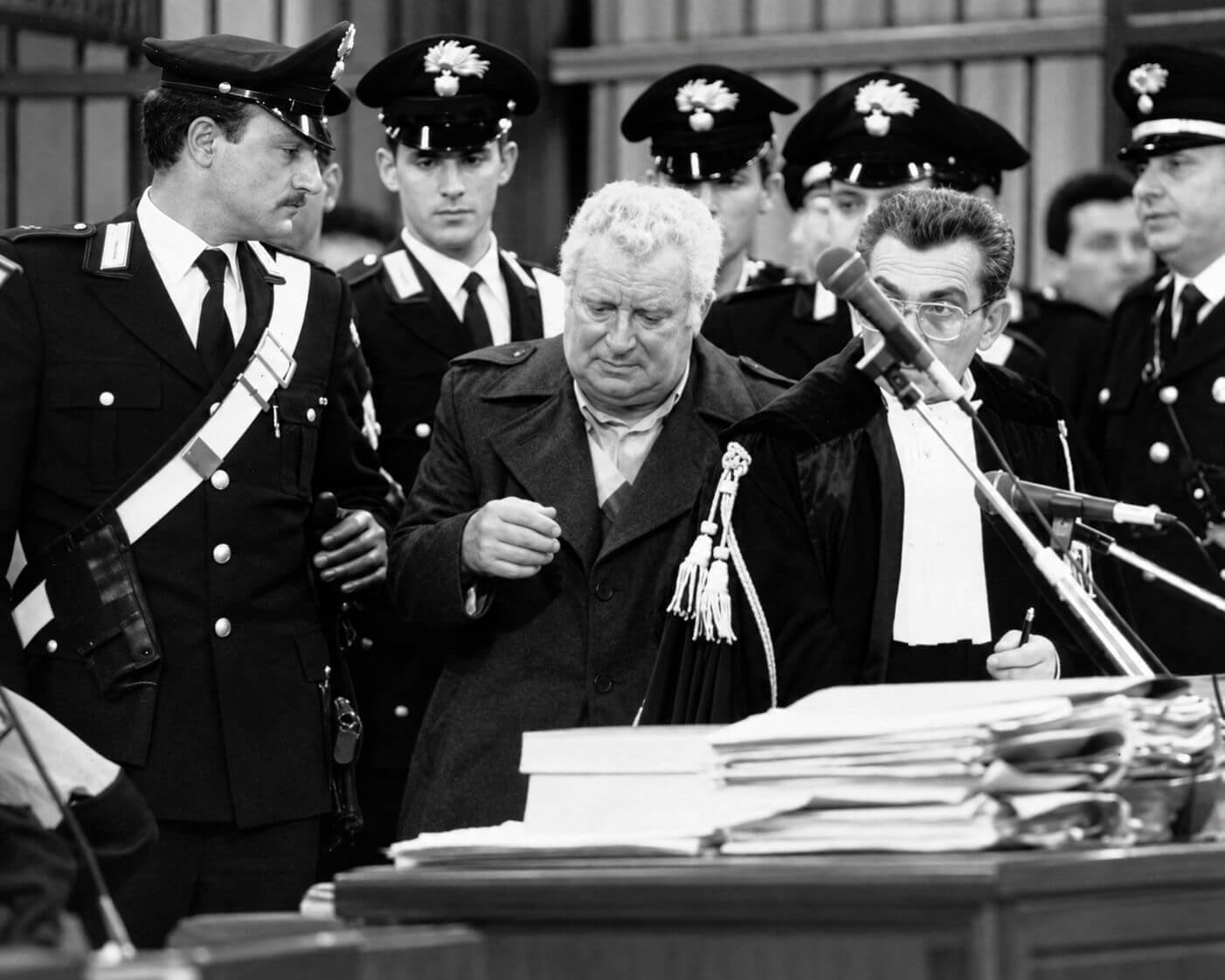Fotografia storica di un momento del processo Pacciani, con Carabinieri e un legale in aula